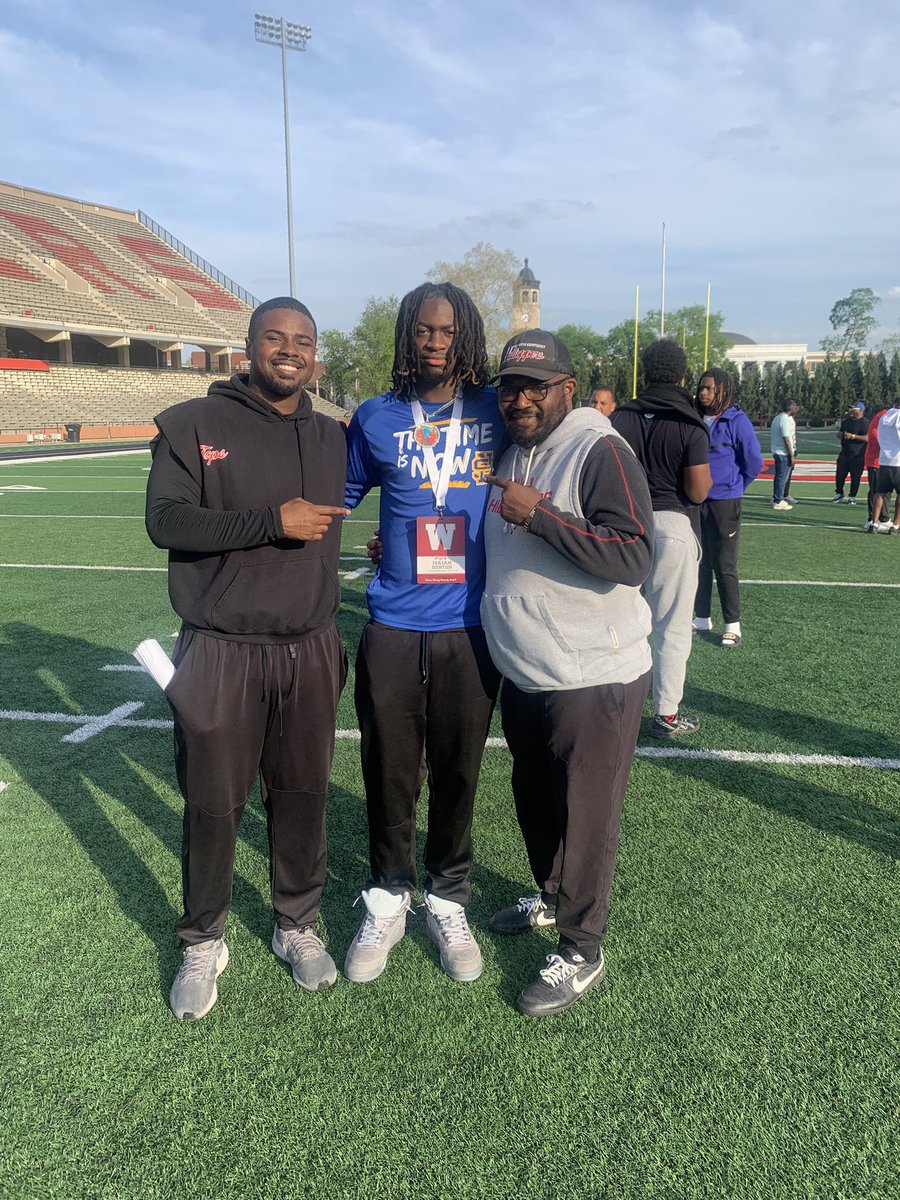 Isaiah_Burton1's tweet photo. Had a great visit @WKUFootball thank you to @coachk_93 @TheKramme and all the staff for showing so much hospitality!!! @CSmithScout @JMCSchools @west10sports #AGTG @WKURecruiting https://t.co/A1KzO4SDpb