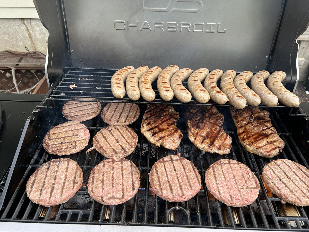 crgoodw1n's tweet image. When @ryanhallyall says you’re gonna have the best weather in the country, you fire up the grill. It’s what you do. #MealPrep #GrillMarksForDays