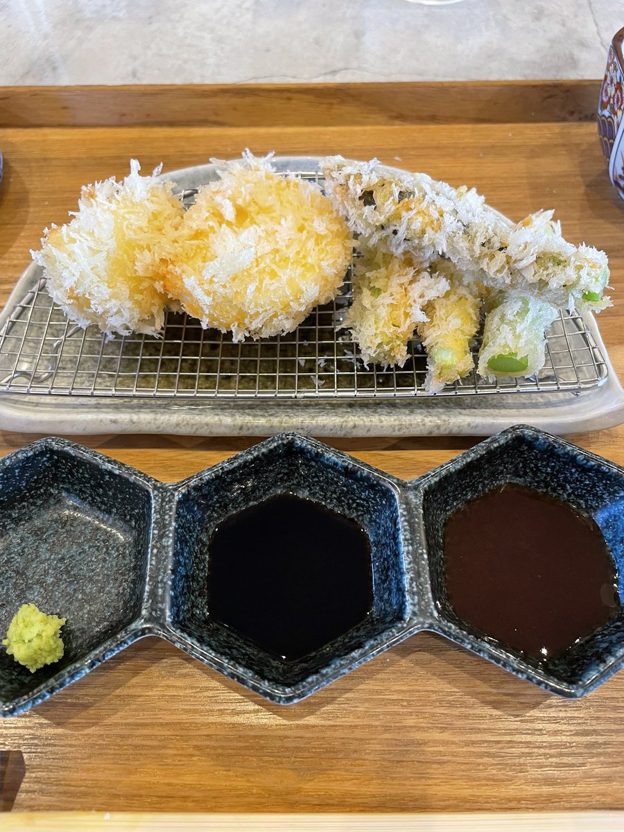 en_rakusyu's tweet photo. お早う御座います😊
いいお天気の下関です☀️🍀
昨日のご褒美ランチ🌈相変わらず美味しい🥰
昨日は、#TOKYOX が入荷していたのでリブロース定食に新玉葱、蕪、アスパラガス、ササミのカツをトッピング🥰
あと、お弁当を購入しました😊
お弁当はリーズナブルでお勧め👍
#こぶたさんがころんだ
#YZFR3 https://t.co/n1F0M8lapQ