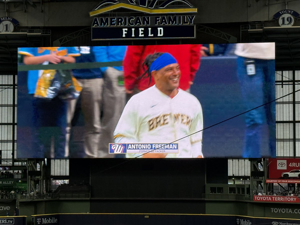 MikeClemensNFL's tweet image. #Brewers vs. #Nationals getting underway. #Packers WR Antonio Freeman in town to throw out the first pitch, chatting with “Murph” before the game. 

Credit: @LRadloffPhoto