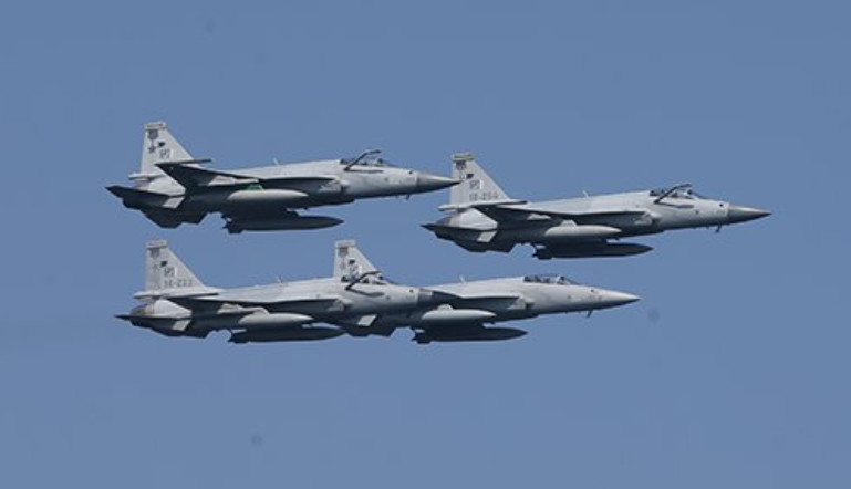 TurkishCentury's tweet image. 🇵🇰🇸🇦 #Pakistan has deployed fighter jets, support aircraft and related ground assets to #SaudiArabia's King Abdulaziz AFB as part of their recently signed bilateral #defense pact, #Riyadh has announced. 🛡️