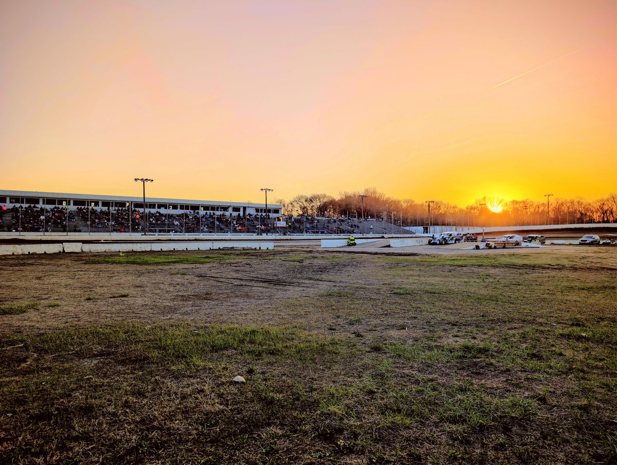 bridgeportspeed's tweet photo. The only thing that makes a great crowd, great weather and a great field even better, is a great sunset. https://t.co/DyUMLrYcbN