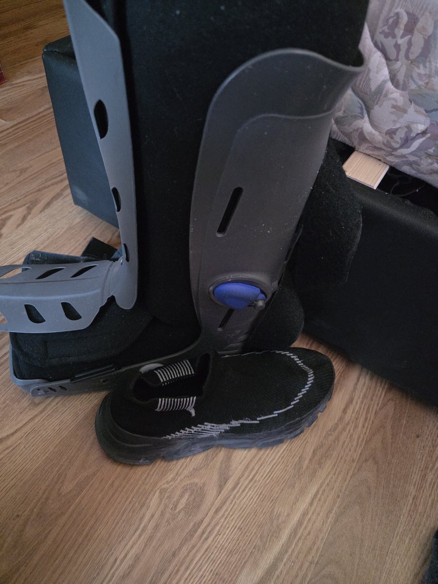 DetectveGalahad's tweet photo. Can it be Friday so I can ditch this fucking thing already ill gladly just wear the brace from the minute I get up but this boots gotta GO https://t.co/9WyvSiz44Q