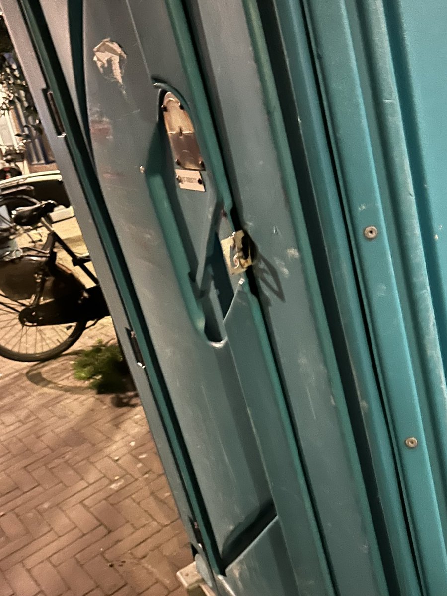 fabstylistikaNL's tweet image. NIx gebeurt. Tyerip eraf en  types lopen in en uit. #dixie. #dixieland #dixiechallenge #rondjehondje en axhterkant aan het water kun je slapen aan het water… #flessemancomplex en dan kom je binnen is het opeens KERST? Fijne feestdagen. Zou het aan mijn pillen liggen? Lol