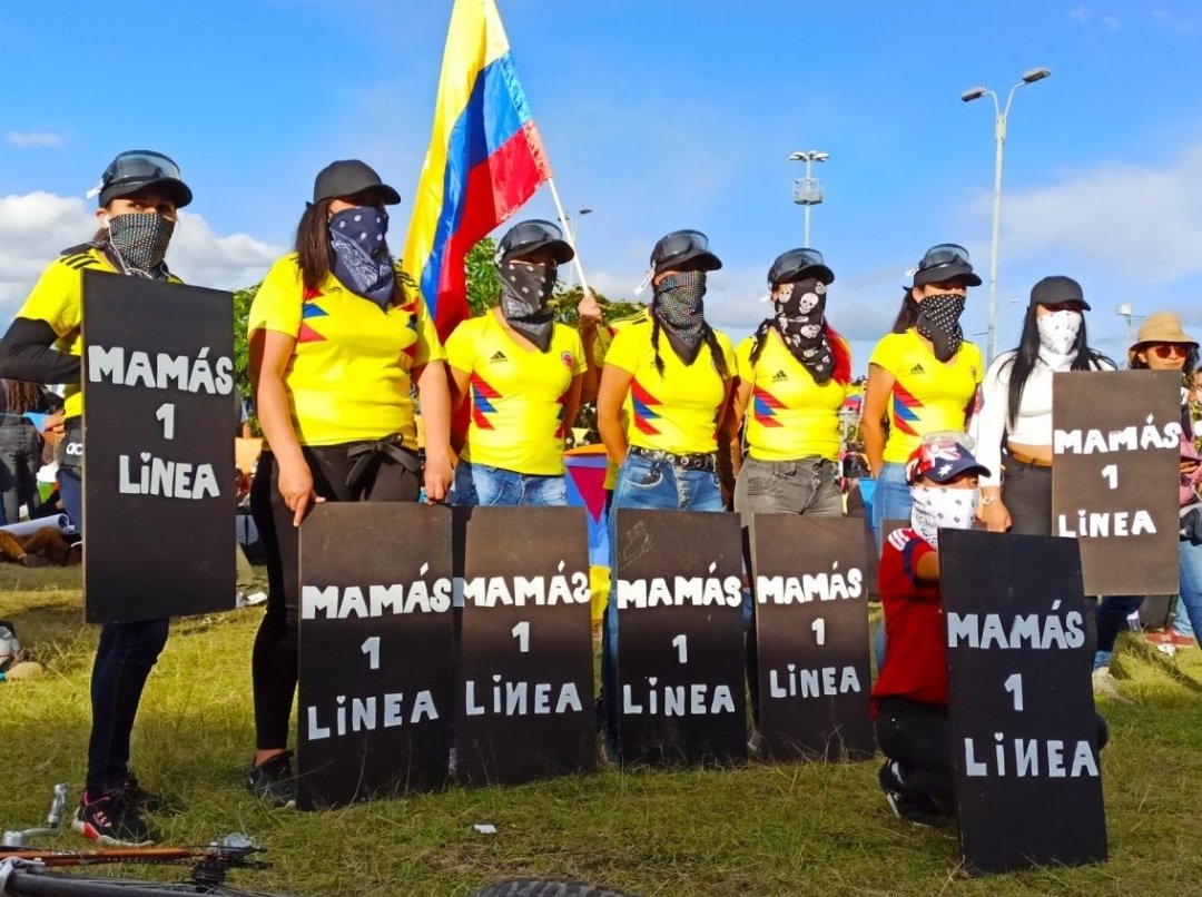 En la época de Duque, a nuestras madres les tocó salir a las calles a cuidarnos para que la policía no nos desapareciera.

Qué eso nunca vuelva a ocurrir!

Nunca más votes por un títere de Uribe!