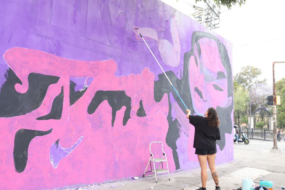 evelyn_parraA's tweet photo. En esta quinta edición de #JuntasHacemosMás, el arte es voz y transformación.
Más de 200 mujeres artistas, mexicanas y de talla internacional, llenan nuestros muros de empoderamiento y amor propio. 💜
Aquí no solo se pinta… se construyen oportunidades y comunidad. https://t.co/TA0kLNvoAO