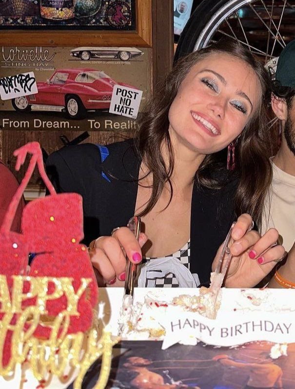 bella ⚢ tweet media