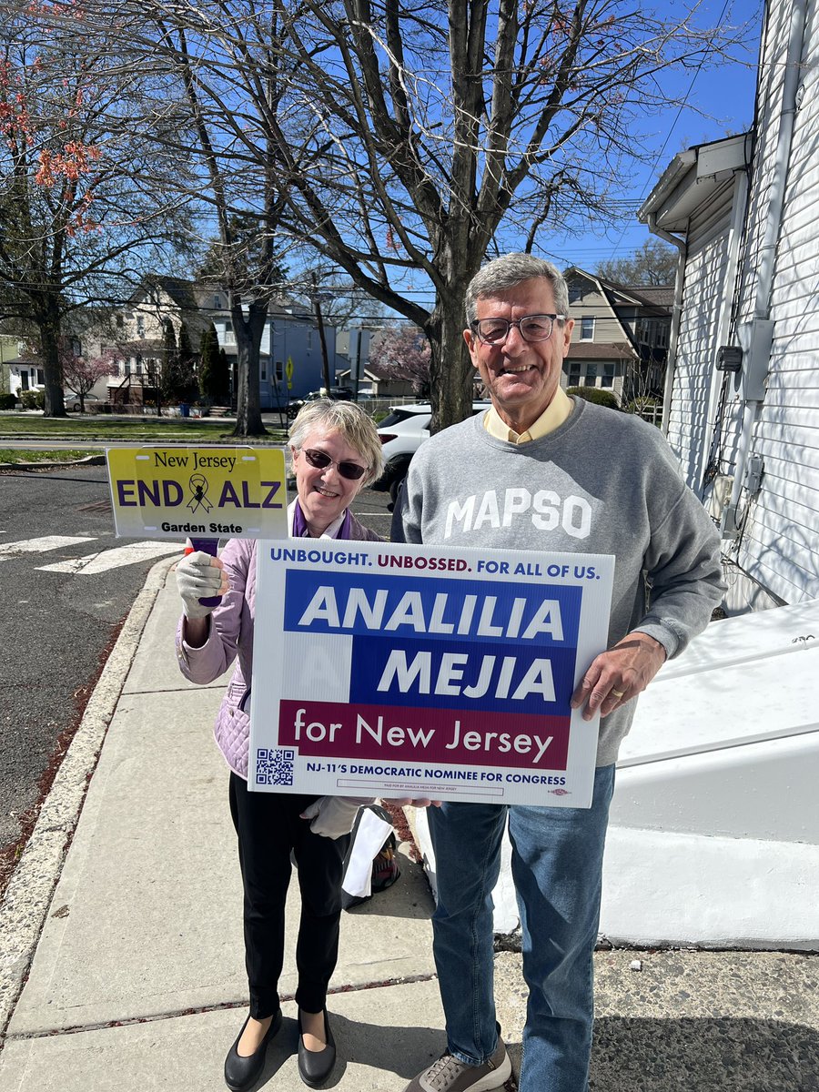 JeannieCastells's tweet photo. Today, I was in Maplewood NJ at a community meeting, doing my favorite thing: to bring ALZ into the room!  
As always, I met  people who were eager to learn of our progress to #ENDALZ..
Also glad to have met Mayor De Luca and Candidate Mejia. https://t.co/er2CnX7fMR