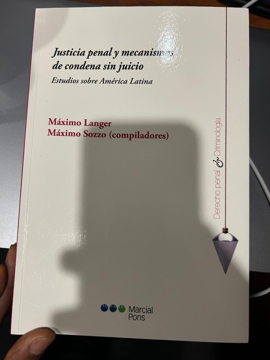 No puede afirmarse que la esencia real del sistema acusatorio contemporáneo siga siendo el juicio oral solo por su diseño normativo. Una cosa es la arquitectura formal y otra muy distinta su funcionamiento empírico. Precisamente el aporte central de Máximo Langer y Máximo Sozzo