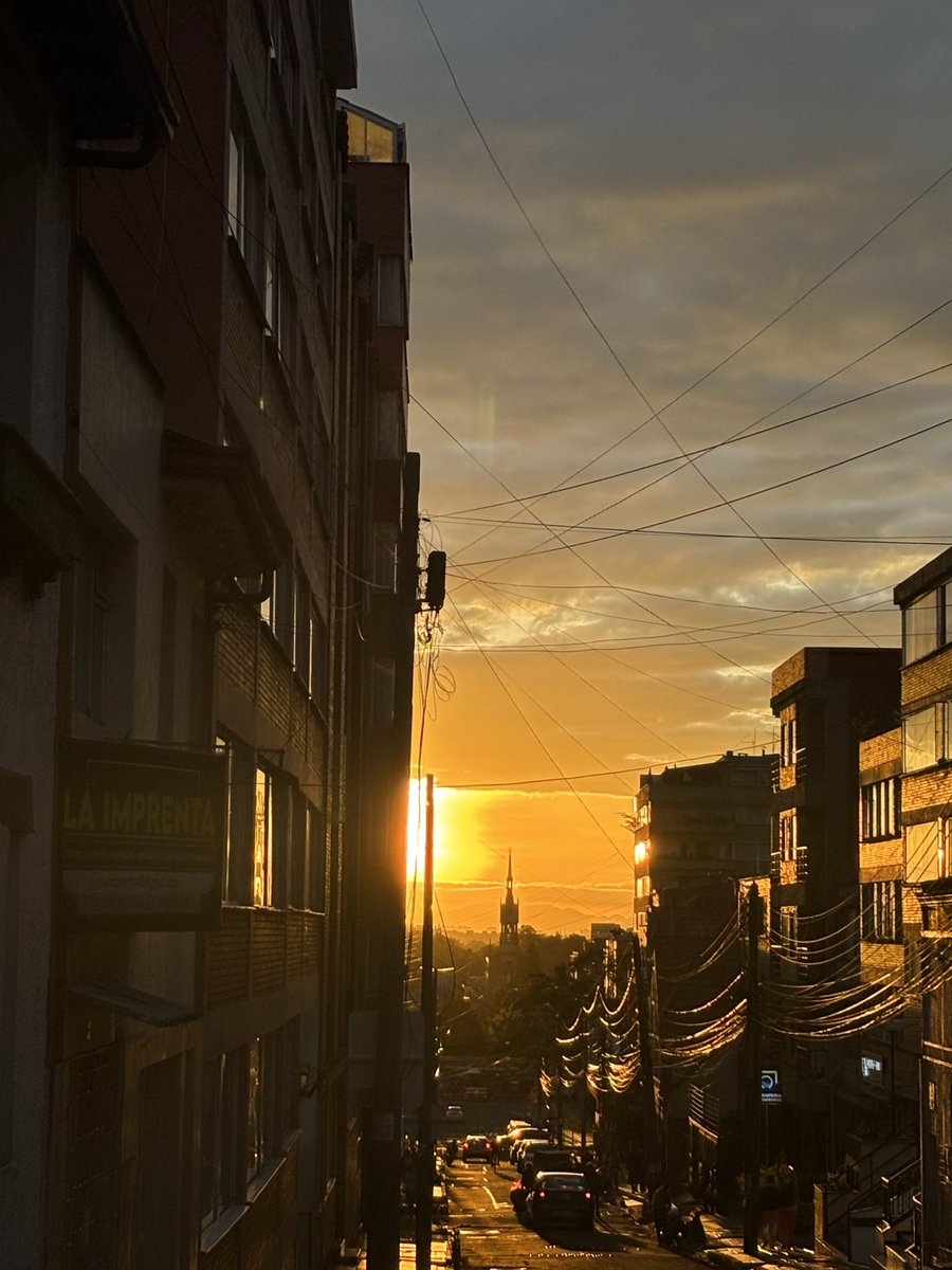 darwingonzalezs's tweet photo. Bogotá es la tarde de un sábado y un atardecer. https://t.co/FsANbWXiR2