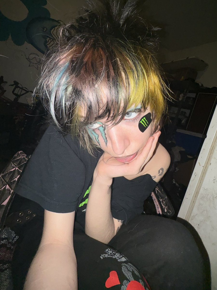 rottedbunnii's tweet image. X3 
#emo #emotwt #2000s #monsterenergy