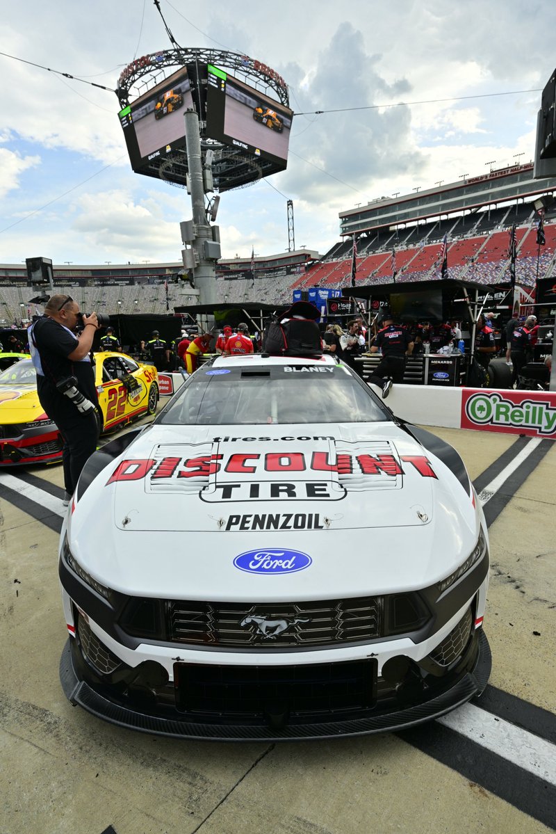FordRacing's tweet image. Starting from the pole in Bristol tomorrow, it's @Blaney driver of the No. 12 @Team_Penske Ford Mustang Dark Horse.

#AmericasRaceTeam🇺🇸 #NASCAR