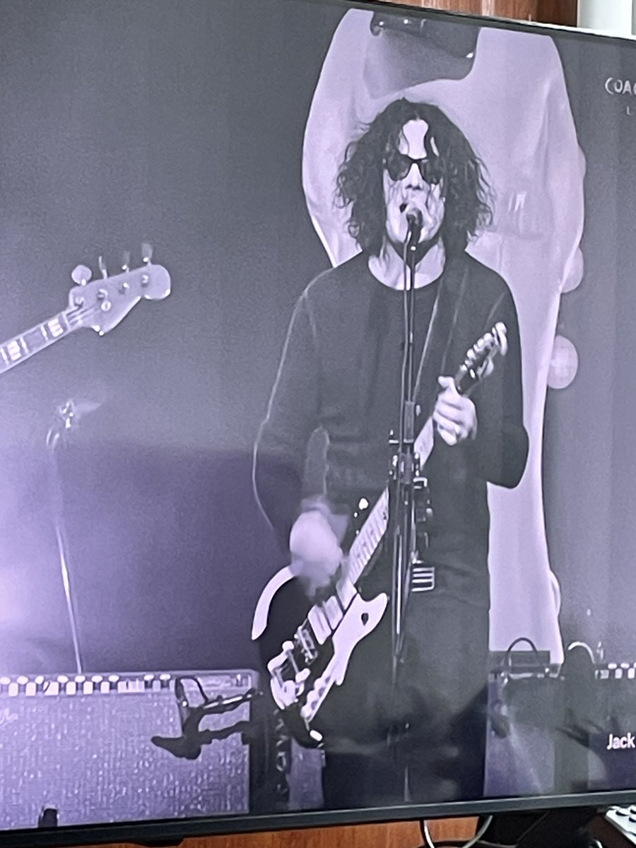 chapatoi's tweet photo. Jack White es como si Johnny Depp estuviera haciendo la biopic de Jack White dirigida por Tim Burton https://t.co/SAxICWMxRq