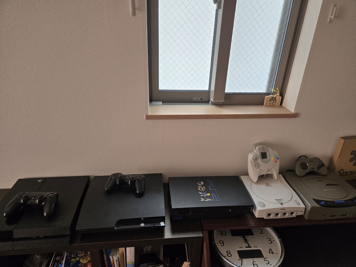 kome777's tweet photo. 全然まだ引っ越し後の段ボール片付けてないのにとりあえずリビングにゲームハードを並べてニコニコしてみた https://t.co/9jkBNpQ3OW
