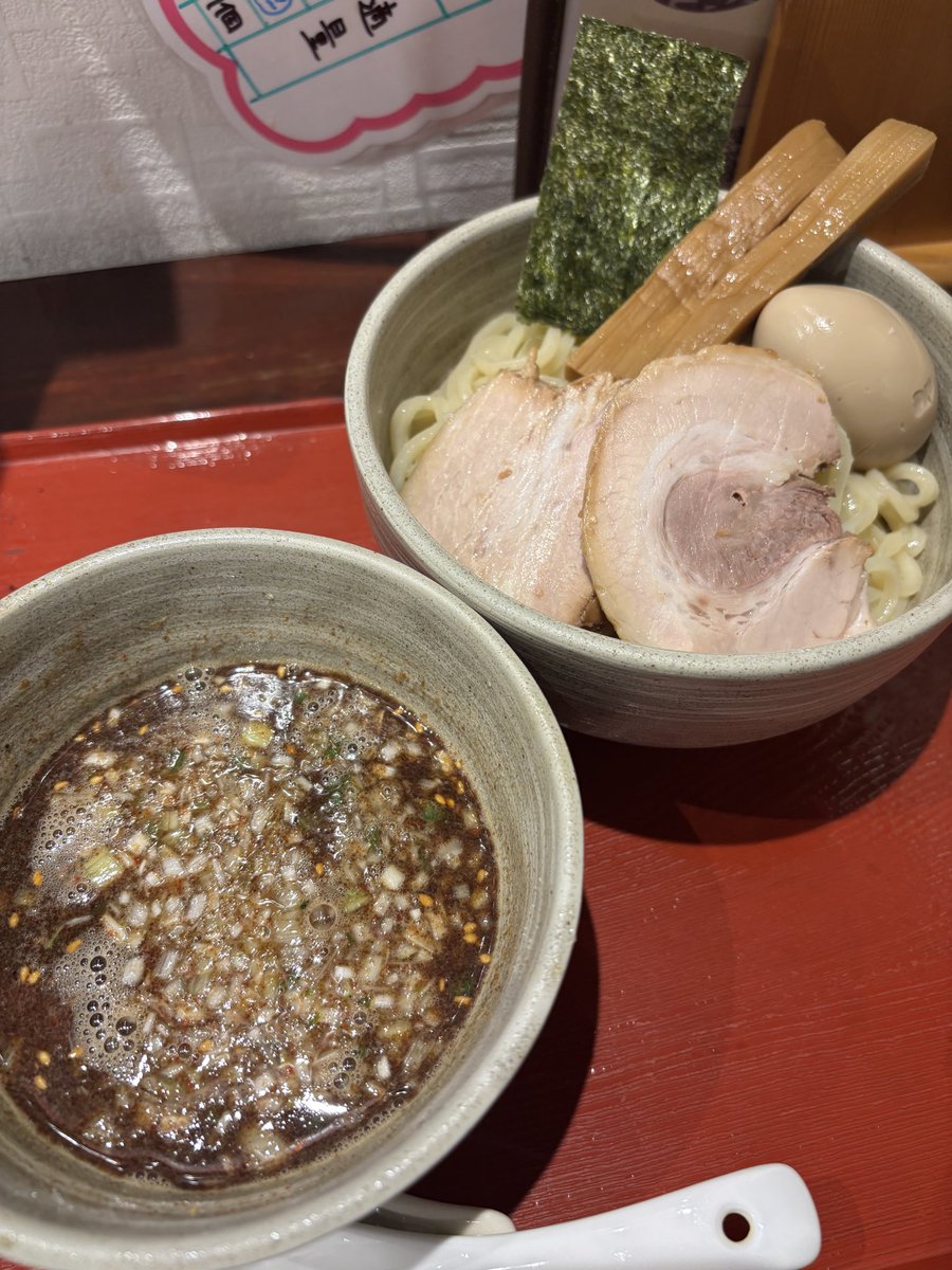 栃木のラーメン界に革命を起こした伝説のお店「つるや(閉店)」。学生のころ20年以上前に通ったあの頃の記憶が蘇ってくる。自分にとっては非常にエモーショナルな味わいでした。

『麦わら＠小山』