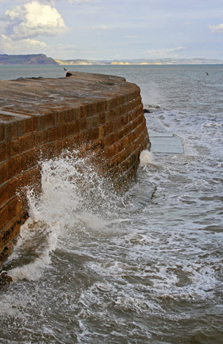 strive2bkind's tweet photo. #FolkloreSunday
The Sea Witch of Lyme Regis
Long ago, a local sea witch supposedly protected the town by invoking spirits of the cliffs and waves, creating storms to drive away invaders. https://t.co/Tzuvmg1VLH
