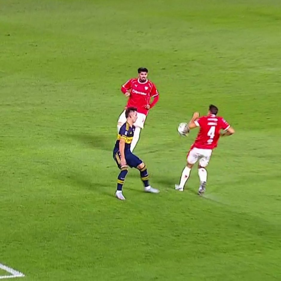 submarinoreal's tweet photo. @frabigol Si gordo siempre el arbitro tira para Boca, fijate justo esta jugada. https://t.co/MIyazssJtV