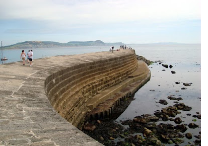 strive2bkind's tweet photo. #FolkloreSunday
The Sea Witch of Lyme Regis
Long ago, a local sea witch supposedly protected the town by invoking spirits of the cliffs and waves, creating storms to drive away invaders. https://t.co/Tzuvmg1VLH