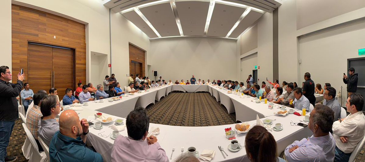 En Tuxtla nos reunimos con empresarios, liderazgos políticos y comunitarios para construir acuerdos y fortalecer la unidad que el estado necesita. Más agua, mejores servicios y un manejo transparente de los recursos públicos.