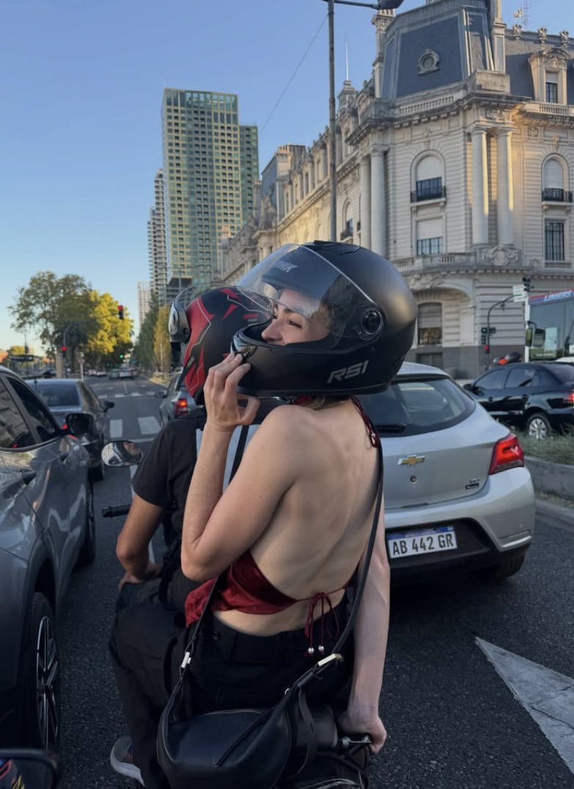 paulinha tweet media