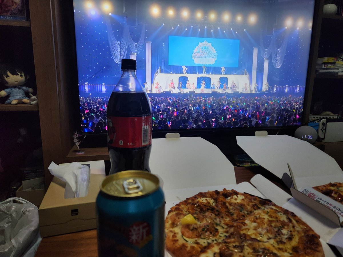 今日は1人1.5Lのコカ・コーラ（0）を飲みピザを食べながらシンデレラガールズのライブを見る日です