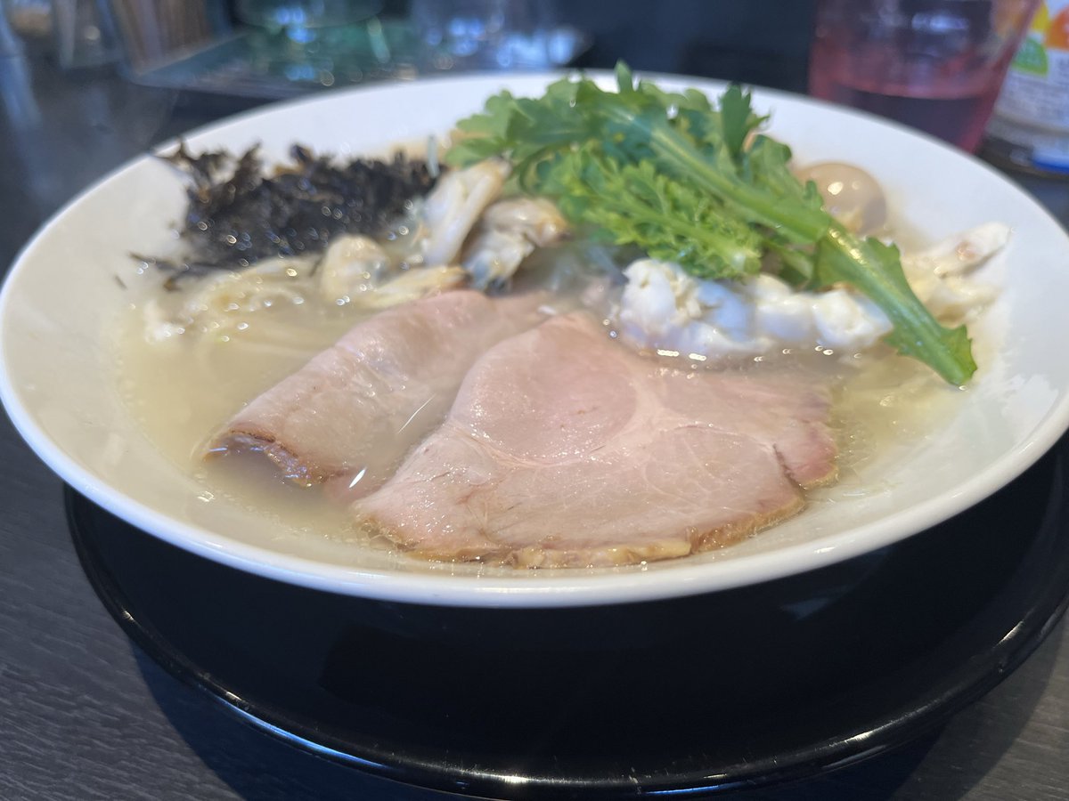 girogiro30fun's tweet photo. アンタイヌードルズさん
鯛と浅利の潮そば
筍ごはん

春を感じに中神へ🍜

鯛、浅利をビンビンに感じる潮スープ！
麺の啜りも止まらない無茶苦茶美味😋
春菊のアクセントも良いっすね🙆
スープを筍ご飯と合わせて食べる最高でした😊

ゴチそうさまでした😄 https://t.co/ZNeS8FUZ9E