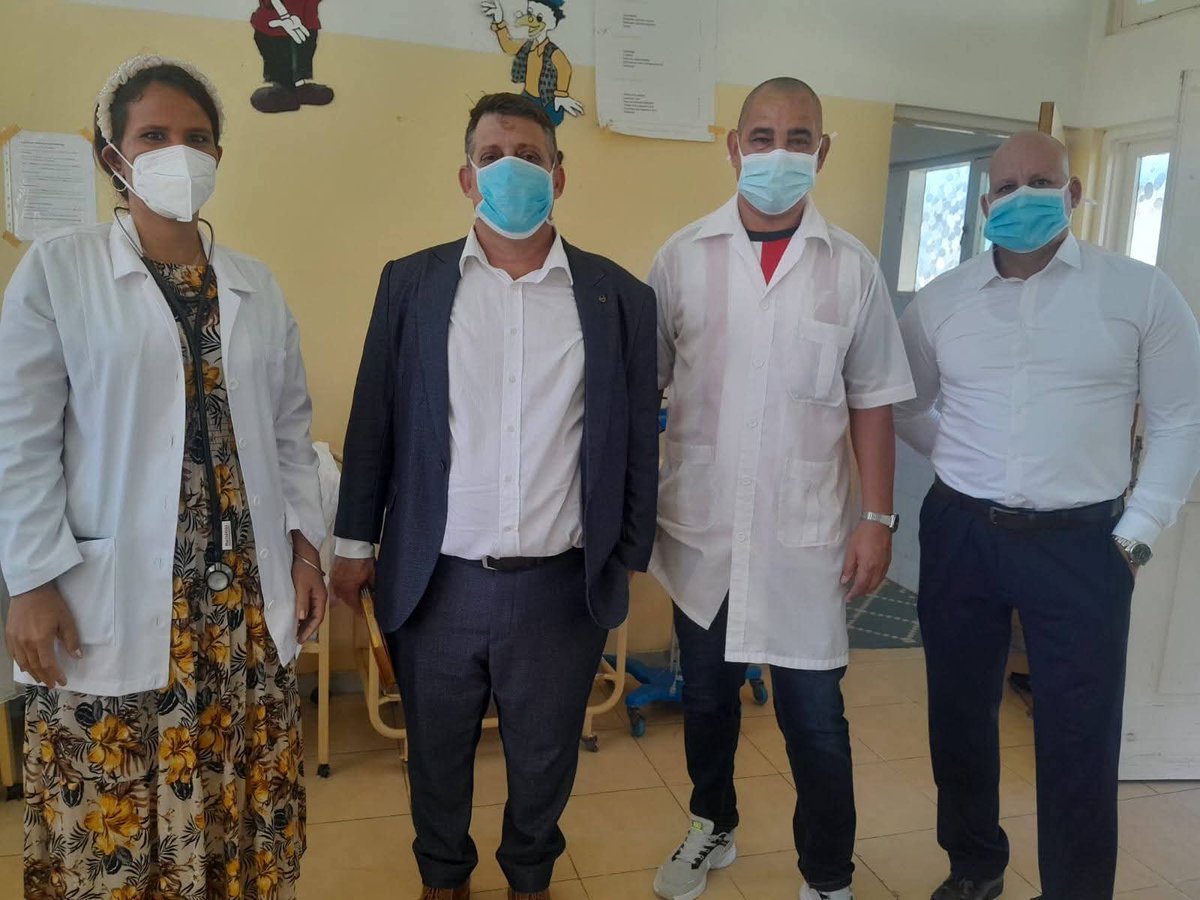 Nuestro jefe de la misión, el Dr. Henry López Jiménez, acompañado por el jefe del área económica, el Lic. Edel Benigno Santos, realizan visita a la provincia de Inhambane. 

El jefe dicha brigada,Dr. Angel Bazán Cedeño, dio la más cálida bienvenida a los visitantes.

#CubaCoopera