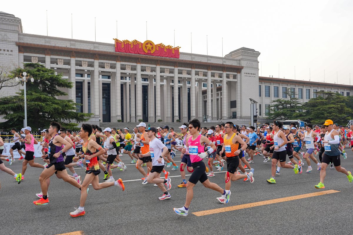 ChinaDaily's tweet image. The 2026 #Beijing Half Marathon kicked off at Tian'anmen Square in Beijing.