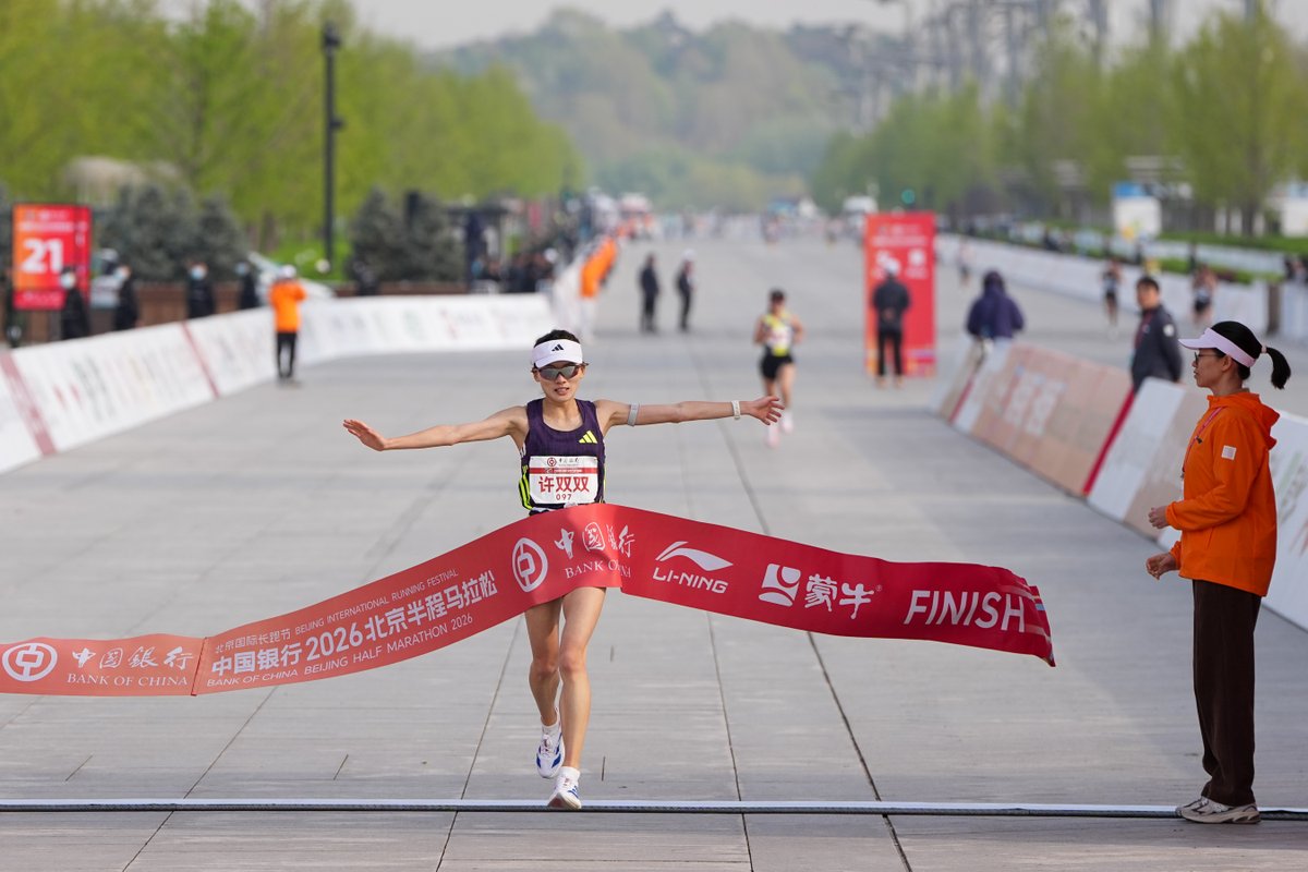 ChinaDaily's tweet image. The 2026 #Beijing Half Marathon kicked off at Tian'anmen Square in Beijing.