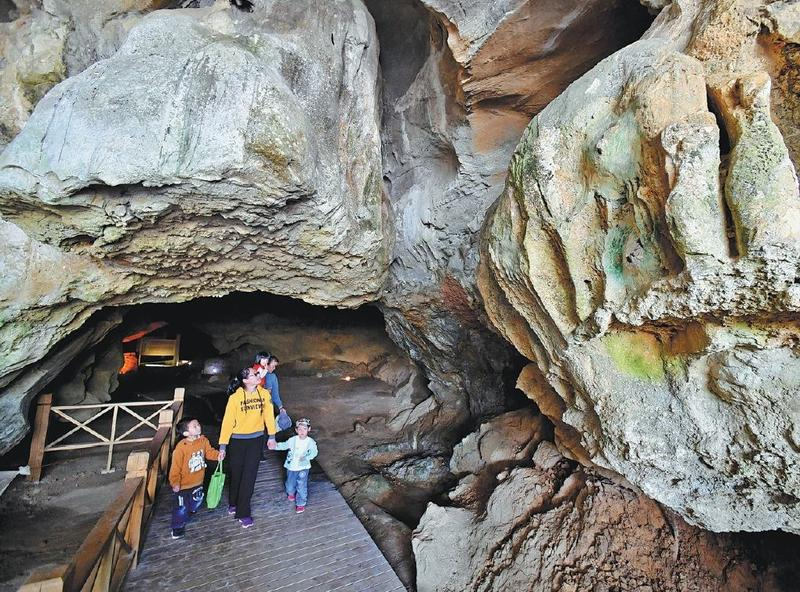 XisMoments's tweet photo. A delicate balance between development and heritage

In 1999, mammal fossils and stone tools made by ancient humans were unearthed on Wanshouyan Hill in Sanming, #Fujian province, indicating that humans lived in the area about 185,000 years ago.

However, at the time, a steel mill had purchased the limestone mining rights there. 

Huge economic benefits or heritage protection? The ensuing debate reached the provincial government.

On Jan 1, 2000, Xi Jinping, then-acting governor of Fujian, issued an instruction to protect the Wanshouyan heritage site, saying it held the first key Paleolithic findings in Fujian and was home to crucial prehistoric heritage items.

"It is a must to carefully protect the site," Xi wrote.

The cave site not only belonged to the people of that generation, but also to future generations, and no entities or individuals should harm the interests of future generations merely for the sake of immediate interests, he added.

On Jan 25, 2000, Xi issued another instruction, this time asking the provincial cultural department to draft a specific plan to preserve the site.

All mining activities were halted, and the provincial government allocated 500,000 yuan for the archaeological excavation and protection of the site, and helped the company select a new mining site elsewhere.

In 2019, the Wanshouyan National Archaeological Site Park officially opened in Sanming.

#XiJinping #XiStory #XiOnGoodGovernance
