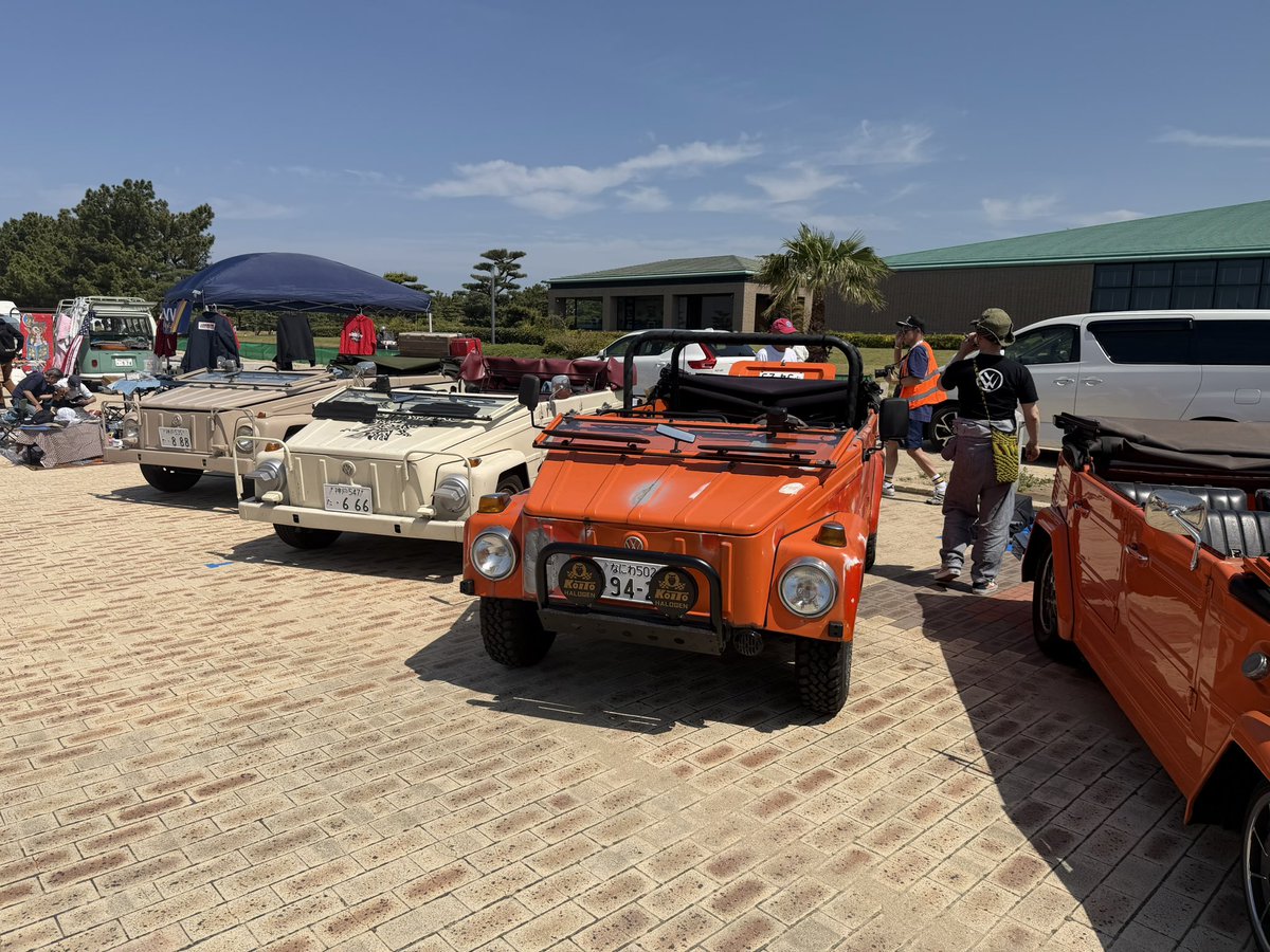 sprinter5's tweet photo. 果てしなく並んでます。
Orange bug 来てます。
気温高め、風なし、最高のワーゲン 日和！！

#orangebug
#orangebugvw
#空冷vw https://t.co/9x9gDF4oiW