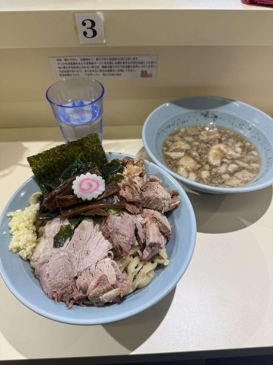 二丁目ラーメン2️⃣
塩つけめん🍜
ペッパーが効いた塩つけ汁、しかしアブラのまろやかさがプラスされていて激ウマ😋
肉もつけ汁につけるとほぐれて麺と絡みまくりで最高だった🍖