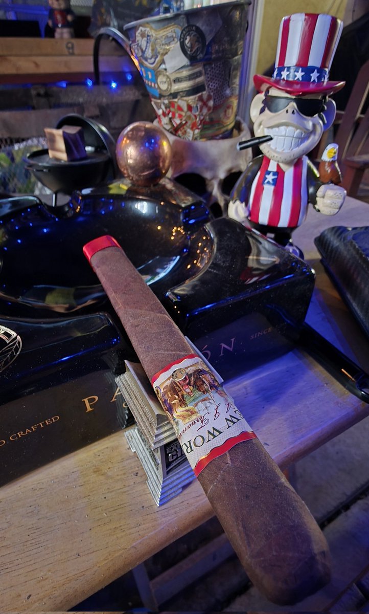 Paradox72A's tweet photo. HAPPY SATURDAY FOTL PSSITA This New world is a double corona 7.5 X 55 but not listed #cigar #cigarlife #cigarpage https://t.co/bHkU5ShvXS