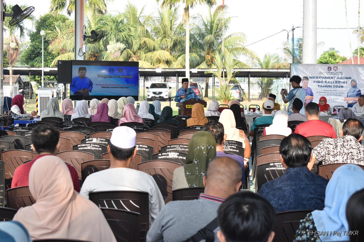 ahmadmaslan's tweet photo. Merasmikan Mesyuarat Agung #PIBG SMK Datoβ Penggawa Barat #Pontian pada Sabtu 11/4/26.
Hadir Pengetua, YDP, Pegawai Daerah Pontian & isteri yg ada anak belajar di situ. Saya beri sedikit bantuan.
Tahniah kpd ibu bapa yg komited hadir & beri cadangan utk manfaat semua pelajar. https://t.co/8s0Rcx5YOI