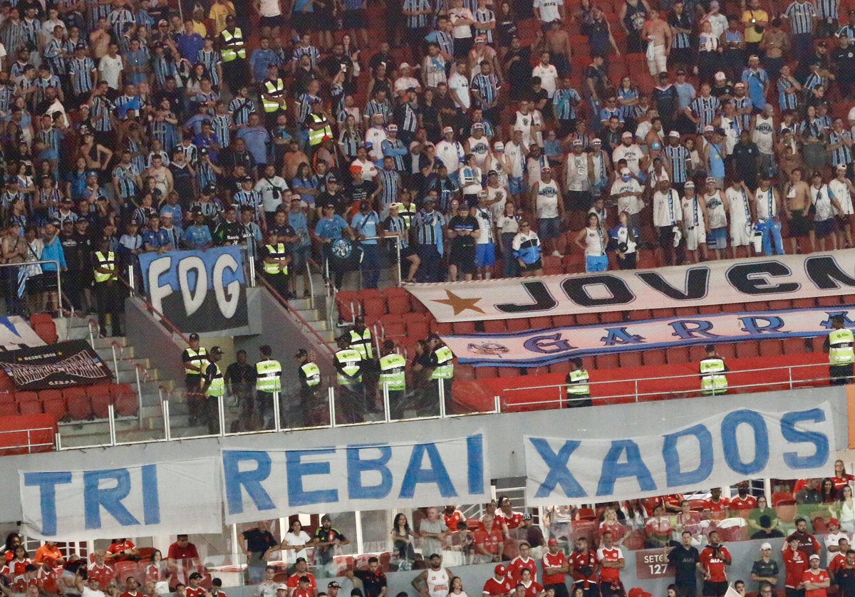 Torcida do Inter provoca o Grêmio com faixa “tri rebaixados” abaixo de onde estão os tricolores no Beira-Rio