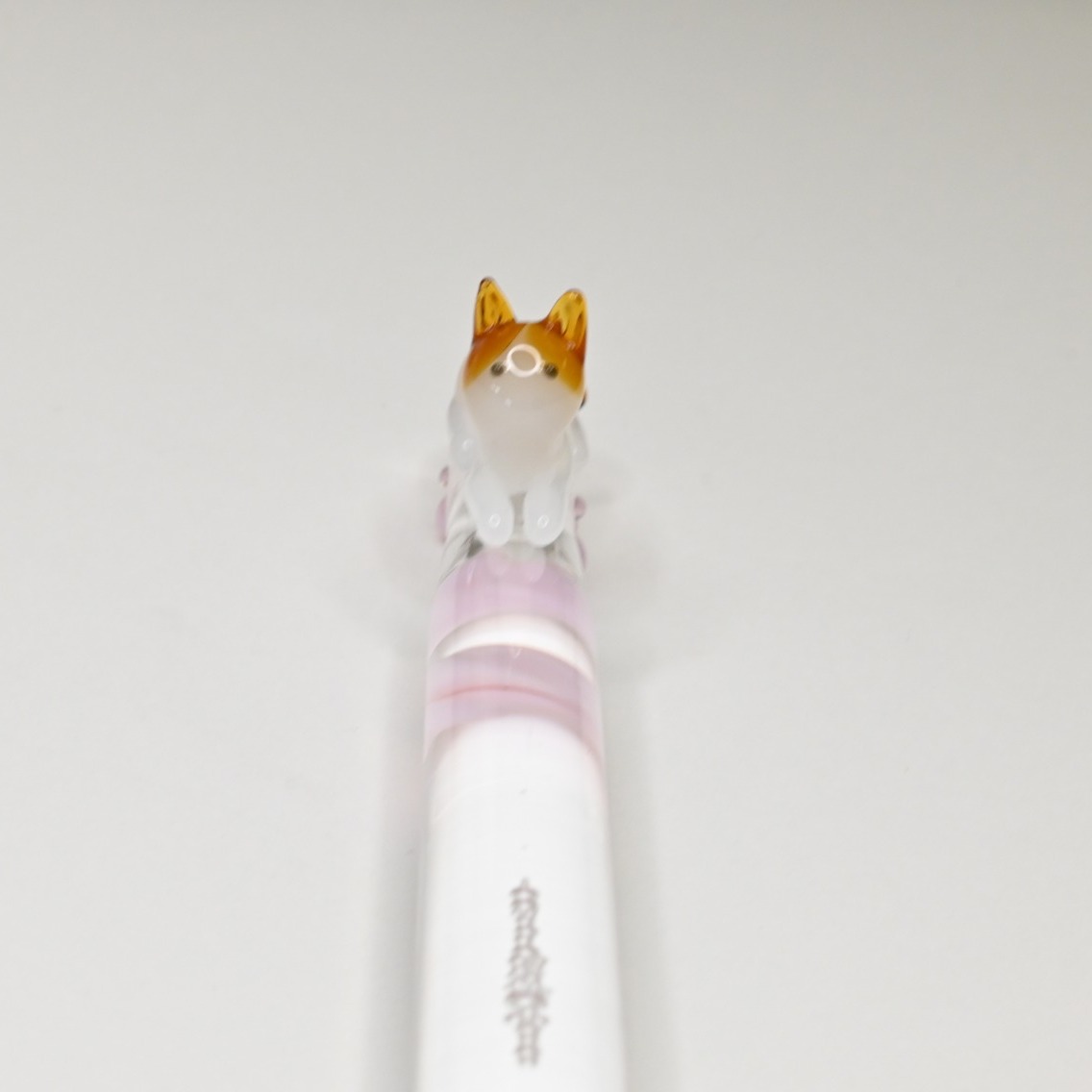 思わず目が合ってしまう、ねこモチーフのガラスペンが「猫あそび」🐈✨
ちょこんと寝そべる姿と、やさしい桜の花弁と足跡がとってもキュート。🐾
使うたびに気分が上がる、癒しの一本です🌸
ねこ好きさんにも、春らしいアイテムを探している方にもおすすめ。
ぜひ ＃すみだガラス市  でご覧ください☺️