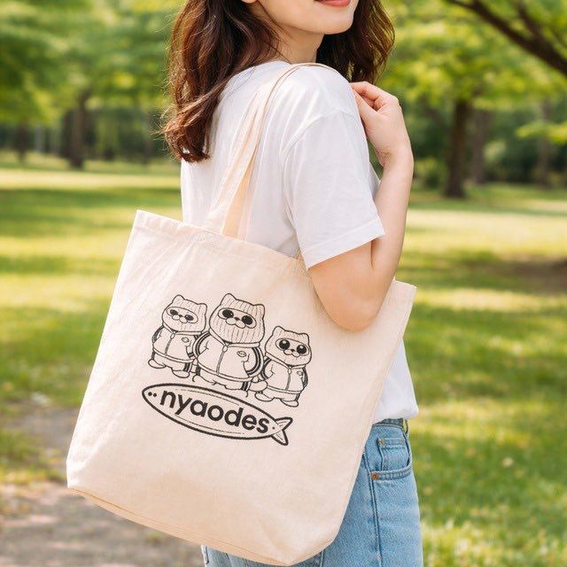 目指し帽の一味の猫スポーツブランド『nyaodes』。 
猫大好きなお魚をモチーフにしたnyaodesのロゴに3匹の猫たち。 
A4サイズが入る薄手コットン生地が使用し収納力もありつつ折りたためるので持ち運びに便利です！