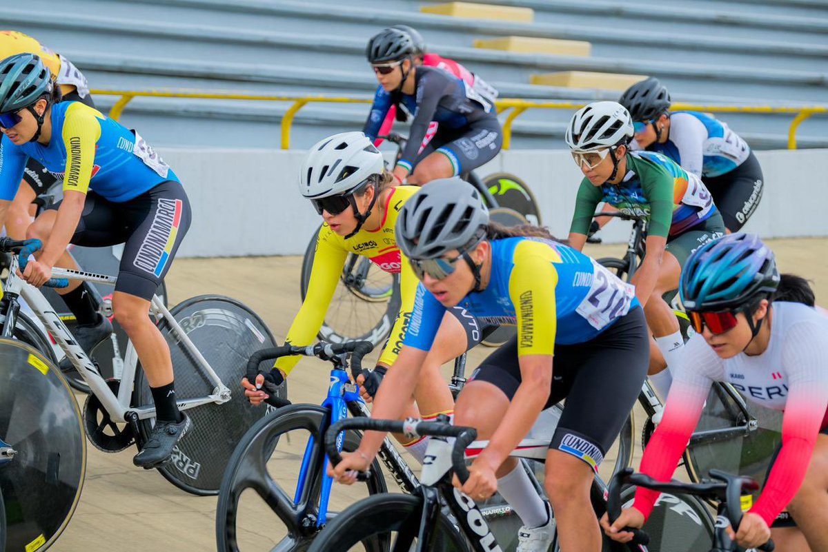 danielgarciacg's tweet photo. Hoy @Bogota hace historia en el Velódromo Luis Carlos Galán con la realización simultánea de la Válida Internacional C2 y la Primera Válida Nacional de Ciclismo de Pista, que reúnen a 344 ciclistas de 14 países, de los cuales 70 hacen parte del #EquipoBogotá.

Desde el @IDRD invertimos $460 millones en escenarios, logística y salud, generando un impacto económico de $2.721 millones para la ciudad. Esto significa que, por cada peso invertido, Bogotá recibió $11,95. Además, contamos con la presencia de campeones mundiales como Kevin Quintero y Estefanía Cuadrado.

Al día de hoy, el #EquipoBogotá suma 2 platas y 3 bronces, mientras Wilmar Paredes logró oro con la Selección Colombia.