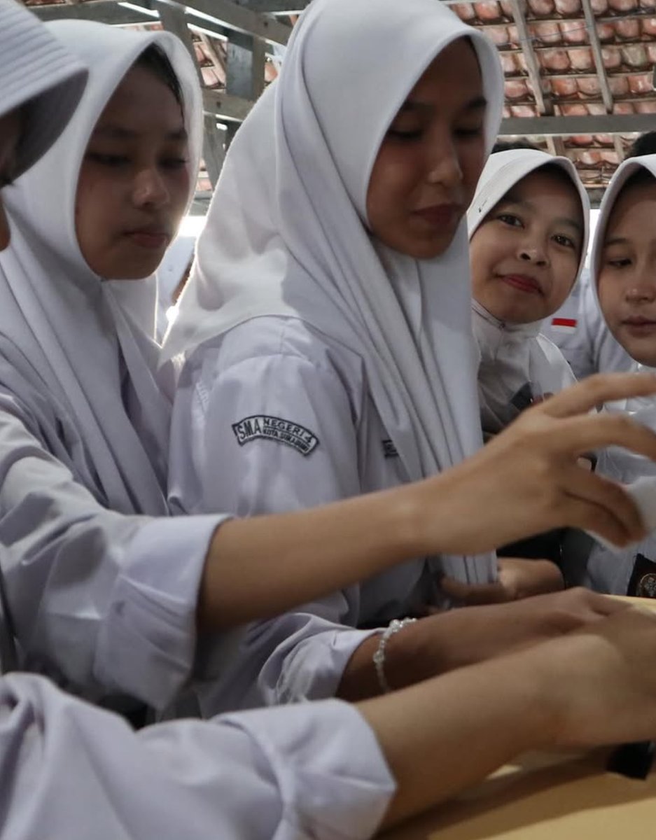 Osemsmanpat's tweet photo. Halo Warga SMAN 4 Sukabumi 👋✨

Alhamdulillah pada hari Senin, 15 September 2025 SMA Negeri 4 Sukabumi telah melaksanakan kegiatan Orasi Calon Ketua OSIS dan MPK Periode 2025/2026. https://t.co/4ATuXnZDqd