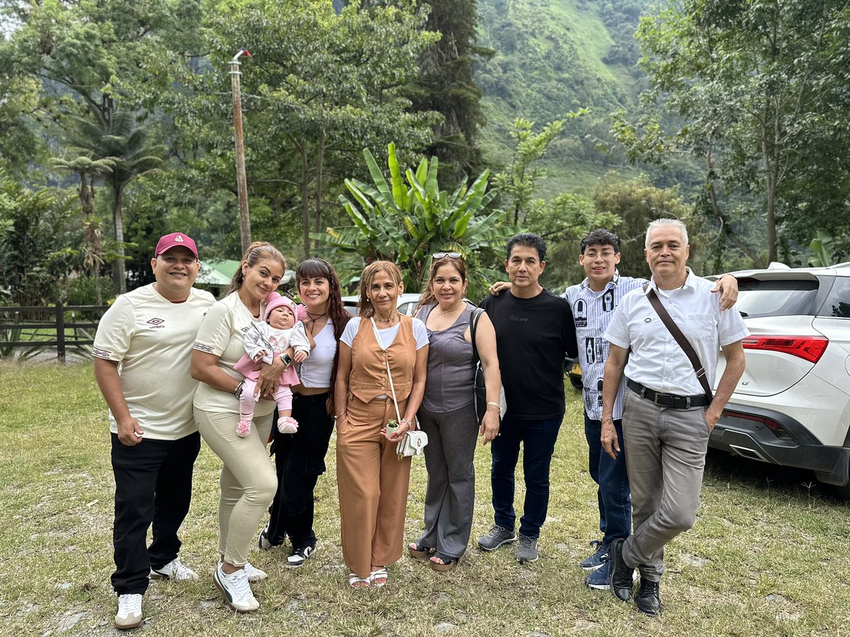 leandro0918's tweet photo. Familia que apoya a @cdtolima https://t.co/gi4SPdv21i