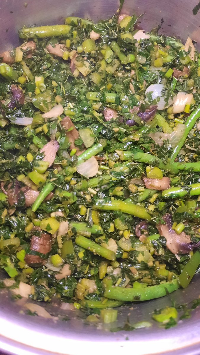 KellyKatharin's tweet image. Callaloo, mushrooms, string beans, garlic, bell peppers &amp;amp; onions crustless quiche.

Sharp cheddar &amp;amp; Mozzarella cheeses. Eggs &amp;amp; cream. 

Comfort food but make it low-carb 😋 

#realfood