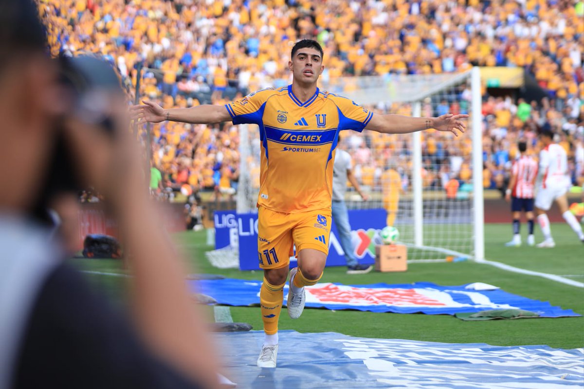 DE LOCOS EL PRIMER TIEMPO

Finalizan los primeros 45 mins entre Tigres y Chivas, los locales se llevan la ventaja parcial con marcador de 2-1 luego de goles de Brunetta y Rodrigo Aguirre, por parte de Chivas anotó Daniel Aguirre que dejan el marcador muy abierto. 

📸 <a href="/buubuu_ez/">Gerardo Leal</a>