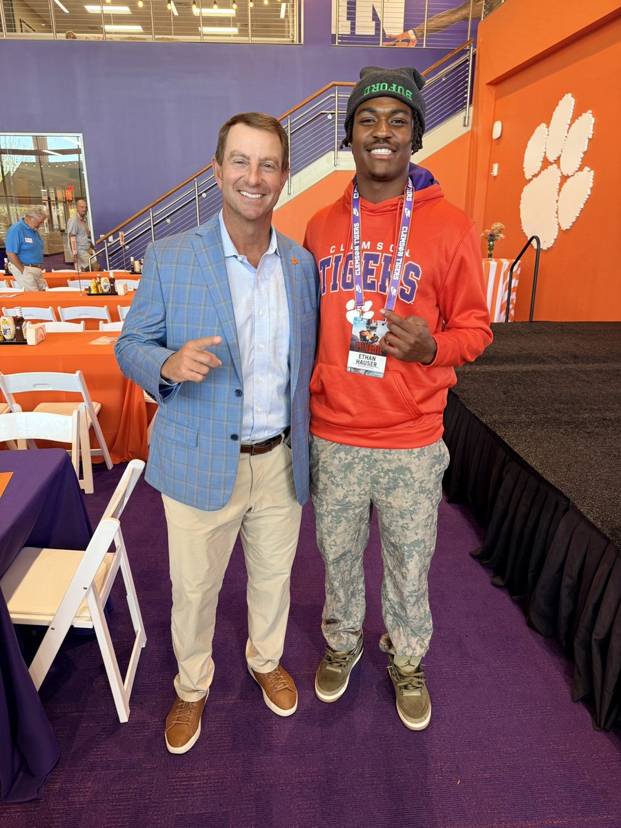 EthanHauser_no1's tweet image. Had a great day hanging out w @ClemsonFB‼️Thanks for having me @benboulware7 you keep me on my toes always!! Great experience #ALLIN 🐅 
@Coach_TomAllen @CoachApp35 @Coach_Davis22 @buford_football