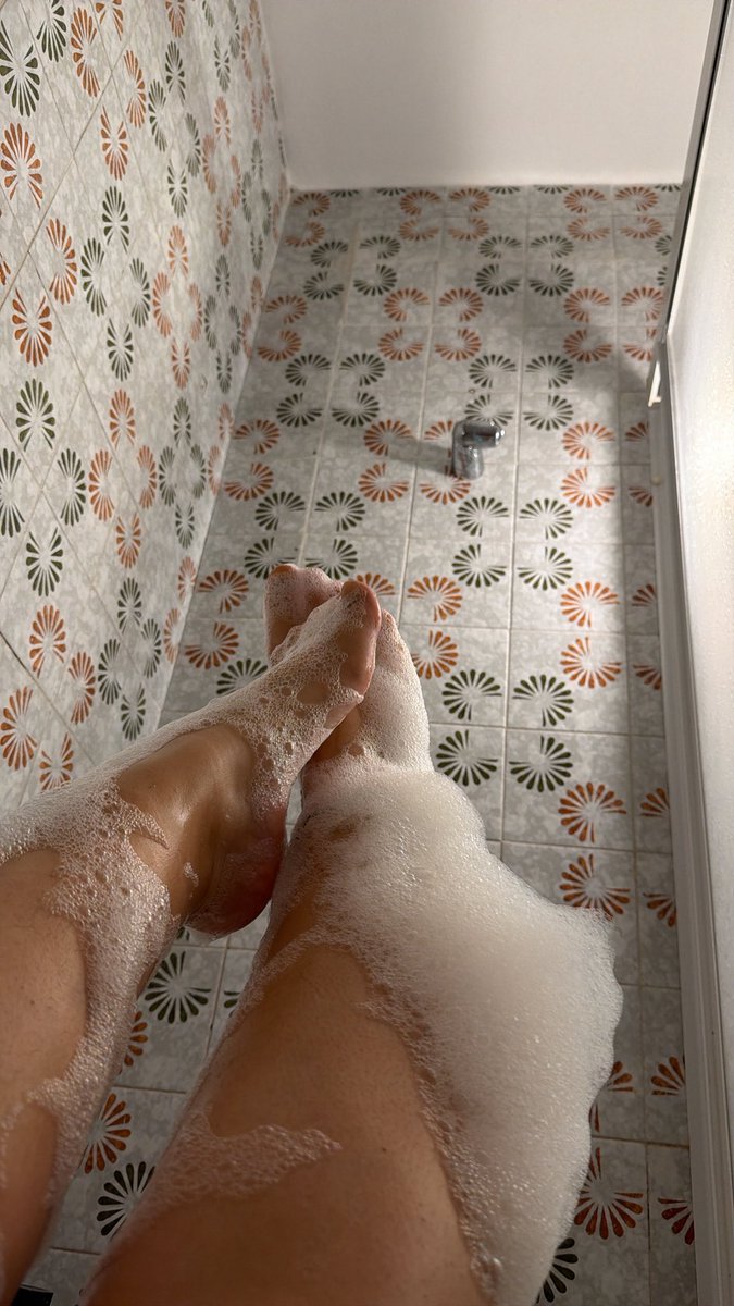 Anigoddes's tweet photo. Bff me encanta darme un buen baño los sabados noche😳😳 https://t.co/0VSaDEyTgS