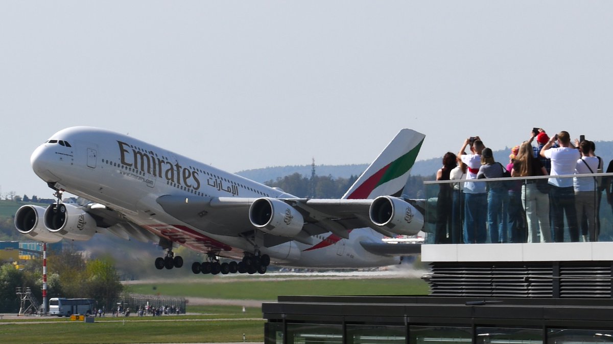 AvDelphi_images's tweet image. Airbus A380-861 #AvDelphi #spotting #ZurichObservationDeckB #A6EOC #Airbus #A380861 #LSZH #EmiratesAirlines #ZurichAirport