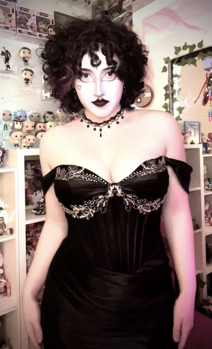 zigzagpuppyy's tweet photo. Goth prom photos!! ☺️ https://t.co/v5AV5VhM14