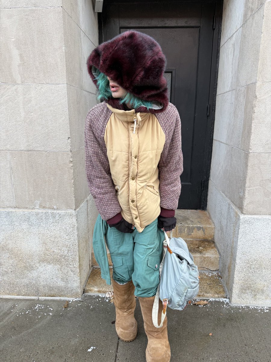 Kelply's tweet photo. Do you see how big this fur hood is #imnotplaying 😏 https://t.co/6vgOcfPvZp