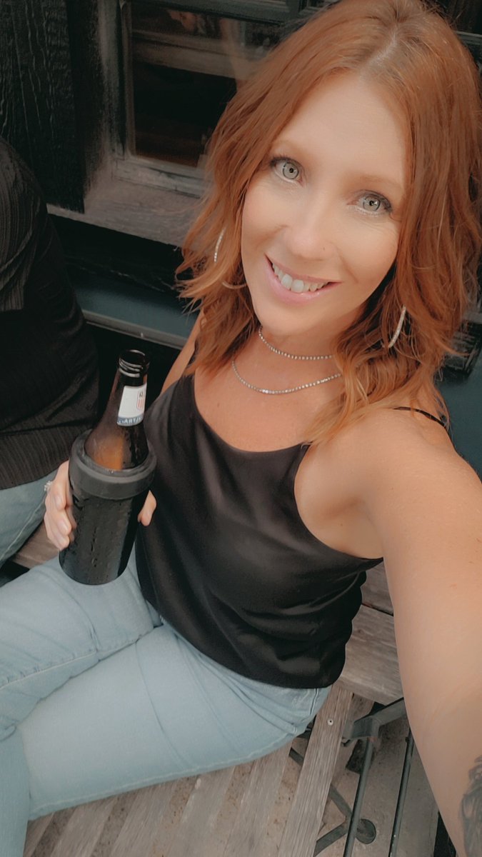 FayeMginger's tweet image. Let's go...time for a drink! 🤑🍺
#happyhour #favoriteredhead