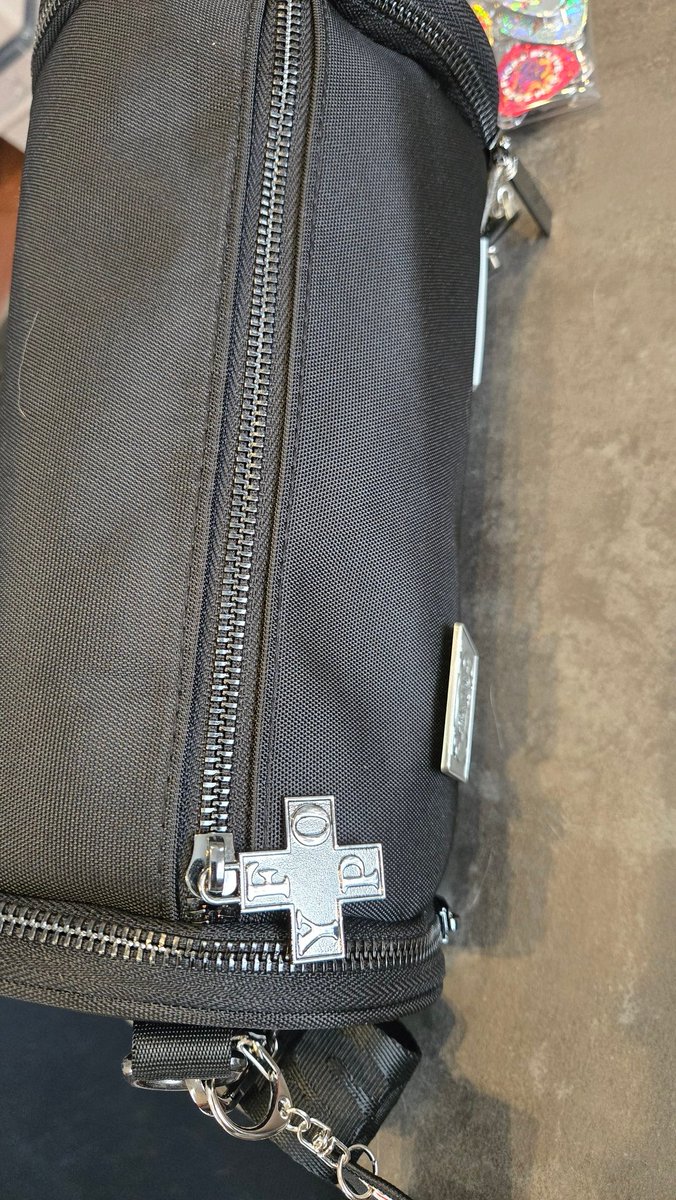 k4ECSdyZd3ztaCF's tweet image. FYOP+のグッズでドラムバックを買いました!8000円という強気価格😅
でも、個人的に大正解!小さくはないですが、程よい大きさで、今回のタンブラーの箱を入れて、ガチャカプセルが3個入ります!ベルトにもロゴ入り!
正直、UNITE#02の6000円のカバンよりお買い得感高いですよ!!

#B'z
#LIVE-GYM
#FYOP+