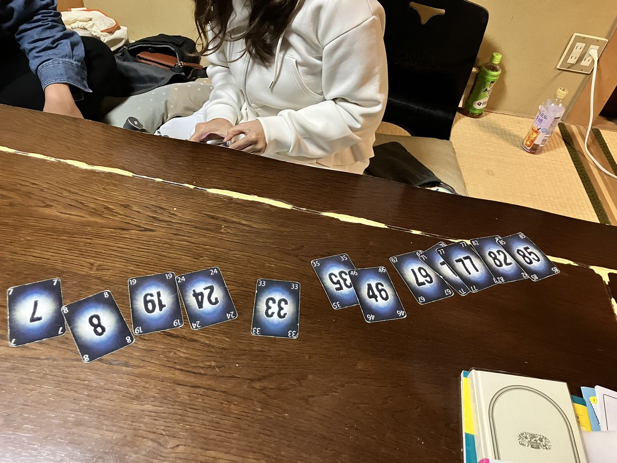 corcra_memo's tweet photo. アフターパーティ後、寄処に戻って、
（おばけキャッチはカード出し係だけして）お客さんたちと軽ゲーに興じるなど

日本語わからなくても遊べるゲームはいいね

・STICK STACK（初）
・The Mind https://t.co/aucMHaY2ID